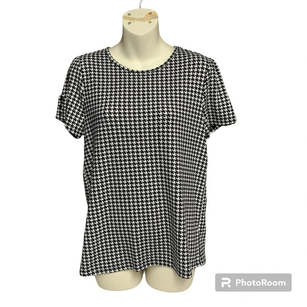 Como Black houndstooth top size small cute silver buttons on sleeves